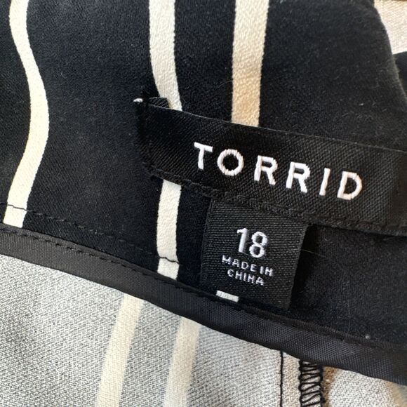 Torrid Womens 18 Black White Stripe Flowy High‎ Waisted Pleated Paper Bag Shorts - Picture 3 of 11